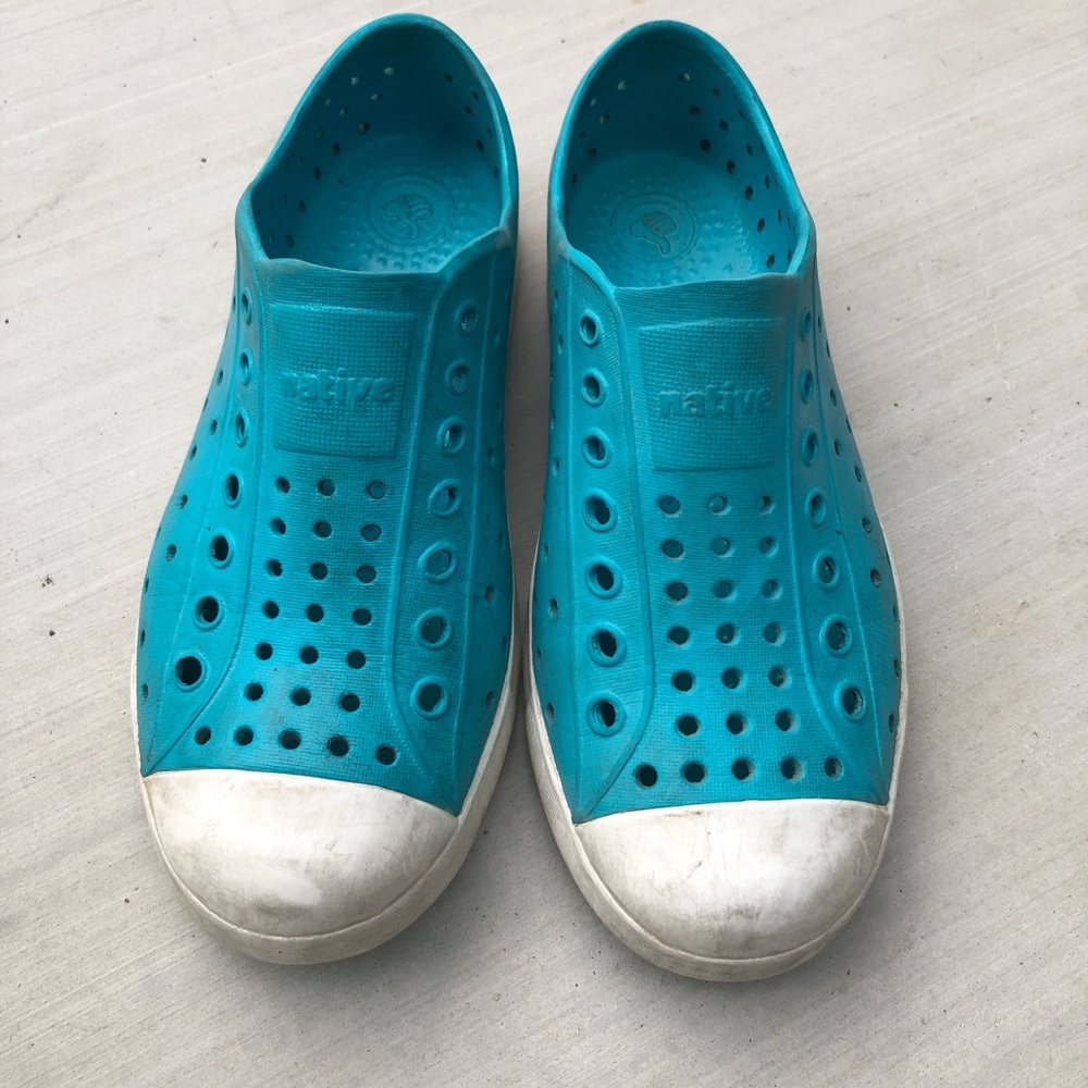 Native “Jefferson” Kids Shoes. Size 1. Teal/white.